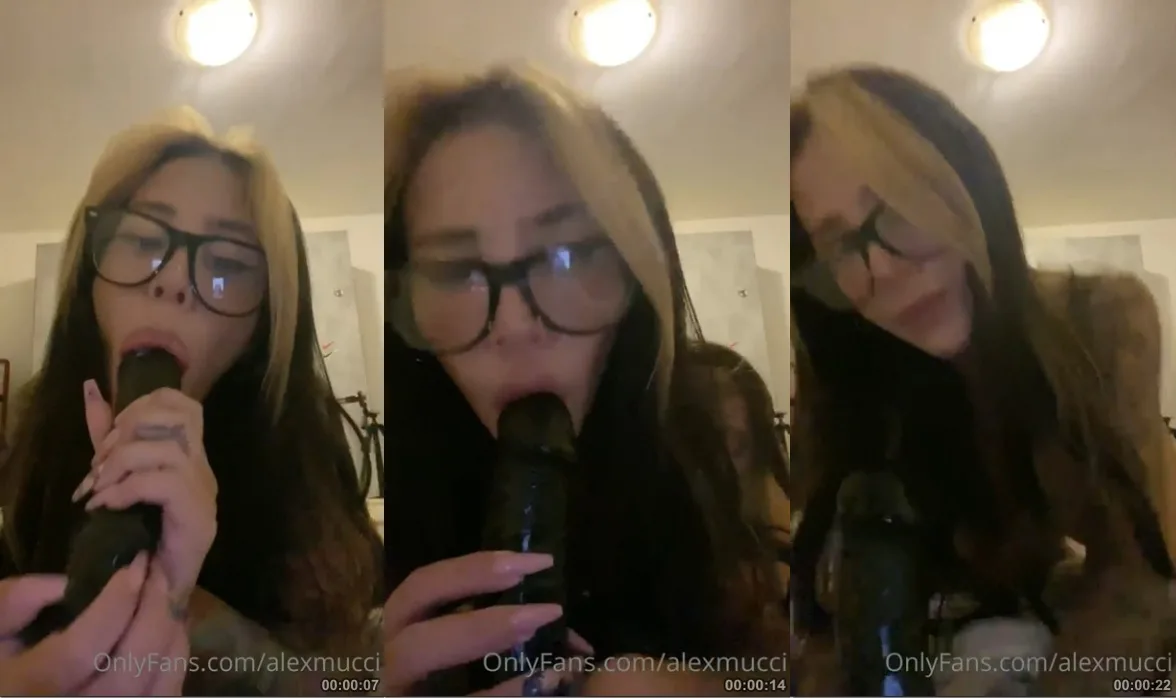 Alex Mucci chupando consolo preto pelada na cama